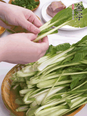 小青菜掰成一片片。
