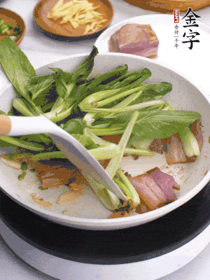下小青菜翻炒，菜梆子變軟時(shí)，撒一點(diǎn)鹽、雞精調(diào)味。