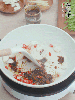 熱鍋涼油，姜蒜、辣椒、金字火腿xo醬炒香。