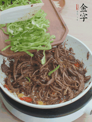 水分煸干，下青椒絲快炒1分鐘。