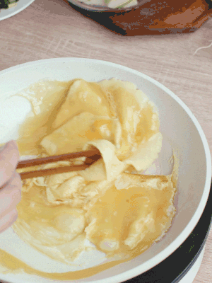 油6成熱時(shí)，下雞蛋液，邊緣凝固時(shí)翻拌成塊狀。