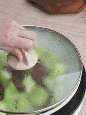 西葫蘆略出水時(shí)，加一小撮鹽調(diào)味。