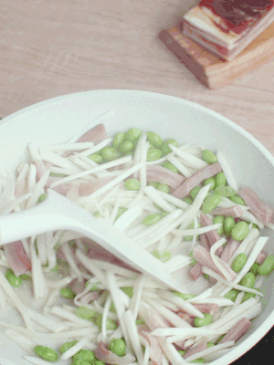 下茭白絲、青豆翻炒。