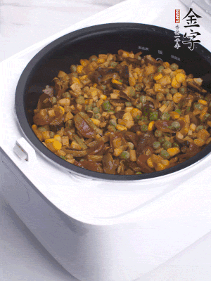 電飯煲按煮飯鍵，出鍋撒蔥花。