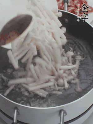 白玉菇改刀焯水30秒。