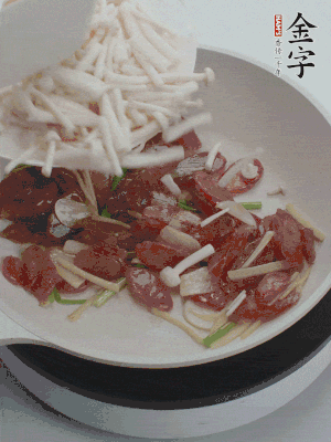放白玉菇、青紅辣椒、雞蛋。