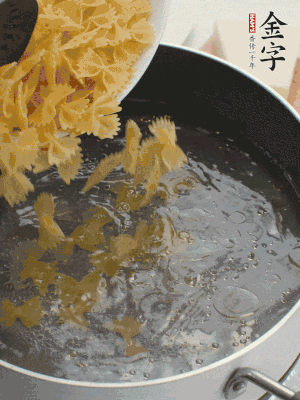 蝴蝶面加橄欖油煮熟；豌豆焯水30秒。