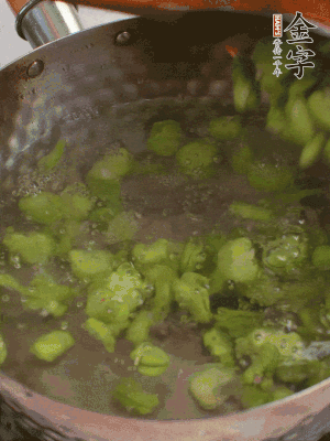 鍋中水沸，放一撮鹽，下蠶豆豆瓣焯3分鐘，下百合，3秒撈出，一起撈出瀝水。