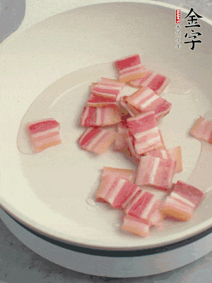 鍋中少許油，金字淡咸肉煸香。