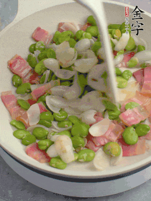 放蠶豆豆瓣、百合炒勻。