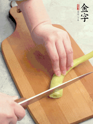 蔥切段，姜切絲，辣椒斜切成塊。