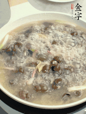 放辣椒，加一點(diǎn)鹽、糖，大火翻炒。