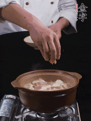 下蝦仁干，煮5分鐘。撒蒜葉，煮1分鐘。