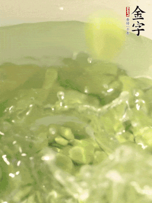 新鮮蠶豆熱水焯水30秒，然后浸入涼水。