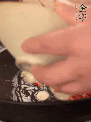豬油潤鍋，下辣椒、大蒜、火腿片煸香。