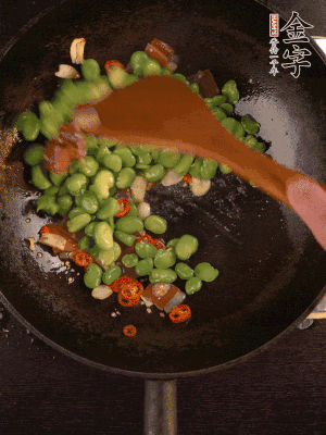 再下蠶豆煸炒，加1勺料酒調(diào)味。