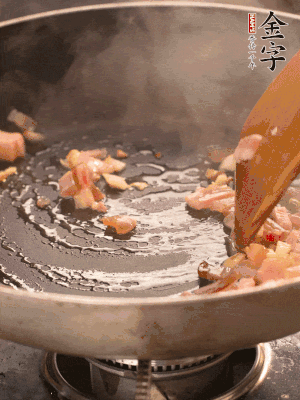 熱油爆香大蒜粒，煸香咸肉丁，淋一勺黃酒調(diào)味。