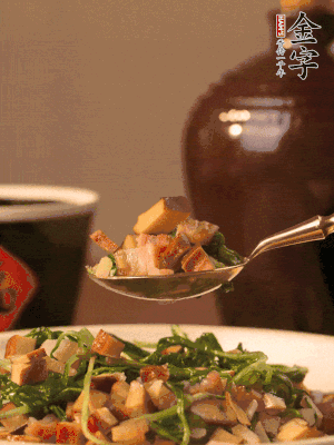 出鍋前嘗味，味淡加點(diǎn)鹽。
