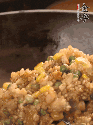 再下糯米，1勺蠔油、2勺生抽調(diào)味翻炒均勻。