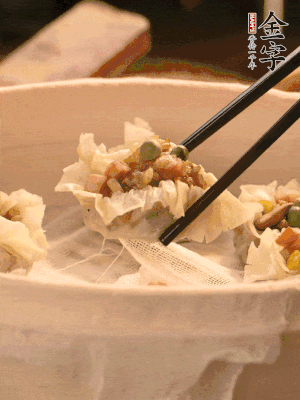包好的燒賣放在蒸籠上，水開后蒸8分鐘左右。