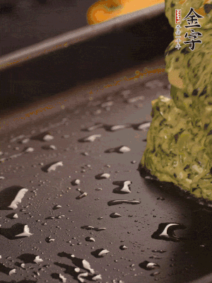 熱鍋擦一下油，下面糊攤平。