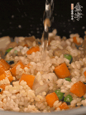 把食材轉(zhuǎn)移到電飯鍋中，倒入點(diǎn)清水，正常煮飯。