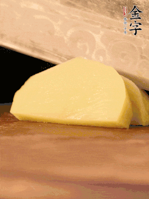 土豆去皮切丁。水開后，放入鍋中煮2-3分鐘，撈出瀝干水分。