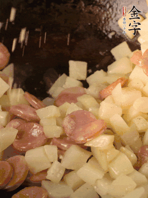 再放烤腸片煎熟。撒點(diǎn)鹽、孜然粉、辣椒面。