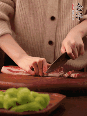 金字淡咸肉切片，冷水入鍋，加姜片、料酒略焯水。同步，五花肉切塊焯水。