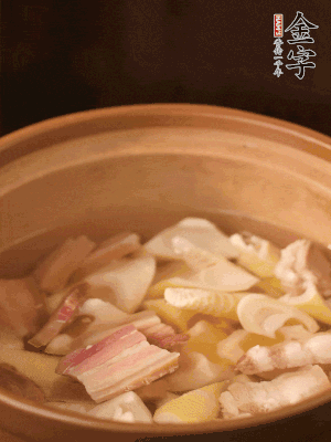 春筍、咸肉、咸肉一起入砂鍋，加姜片、料酒、清水大火煮沸到湯色變白。轉(zhuǎn)小火慢篤半小時。