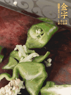 辣椒洗凈斜切成段，蒜切片。
