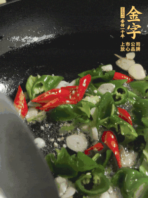 起鍋燒油，加辣椒、蒜片大火翻炒出香味。
