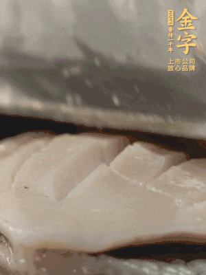鮑魚(yú)用勺子撬出來(lái)，去掉內(nèi)臟和牙齒，加面粉、白醋、鹽、啤酒抓一下，清水洗凈，切花刀。