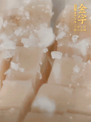 鮑魚(yú)中加點(diǎn)鹽、蠔油抓拌一下。