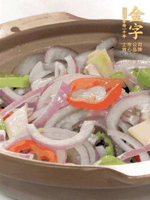 砂鍋底鋪上香菜，放上料頭，再放上焯過(guò)水的鮑魚(yú)殼。