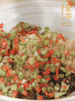 XO醬、蒜蓉醬、青紅椒粒攪拌成醬料。