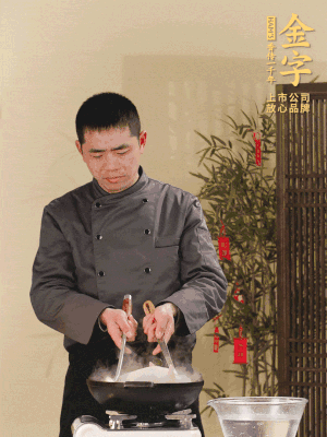 整只土雞冷水下鍋，加蔥姜、料酒焯水，撈出后用溫水清洗干凈。