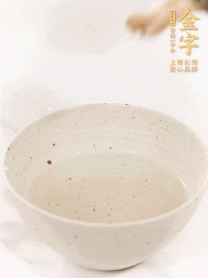 羊肚菌流水洗凈2遍后，溫水泡發(fā)15-20分鐘。
