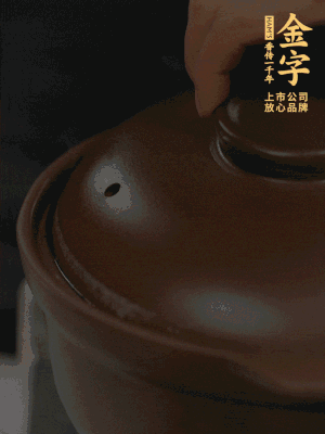 雞、火腿、姜片一起放入砂鍋中，大火轉(zhuǎn)小火燉2小時。