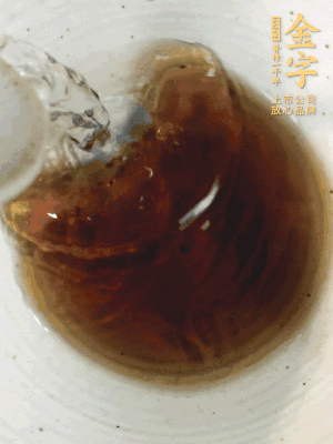 黃酒中加清水、蒸魚豉油、白砂糖混合均勻。