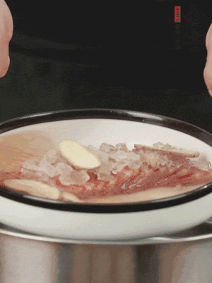 置于盤中，加冰糖100g、黃酒100g、水200g，上鍋蒸20分鐘。
