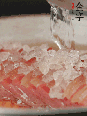 依舊放上冰糖100g、黃酒100g、水200g，鍋中再蒸15分鐘。