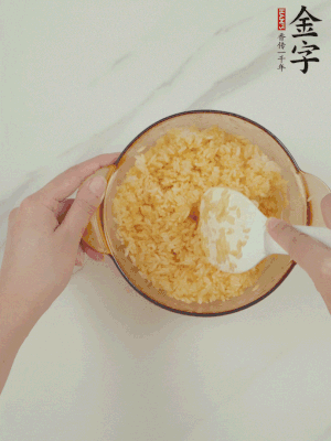 隔夜剩米飯加蛋黃攪拌均勻。