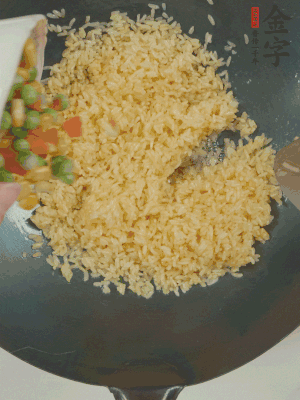下豌豆粒、胡蘿卜粒、玉米粒。（買現(xiàn)成冷凍的雜菜即可，非常方便）