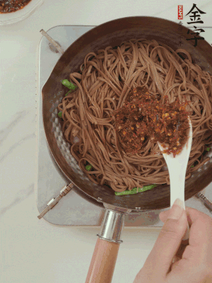 下蕎麥面，淋上少許醬油，加2勺金字火腿大師醬略翻炒即可。