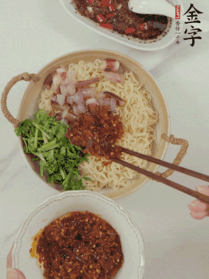在面上鋪魷魚、香菜、金字火腿大師醬。