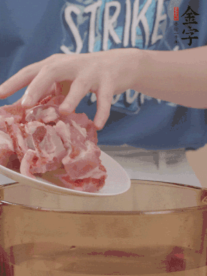 排骨剁小塊，加姜片、料酒沸水下鍋焯水。