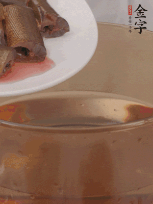 處理干凈的黃鱔段，加姜片、料酒沸水下鍋焯水。撈出用涼水沖洗干凈。