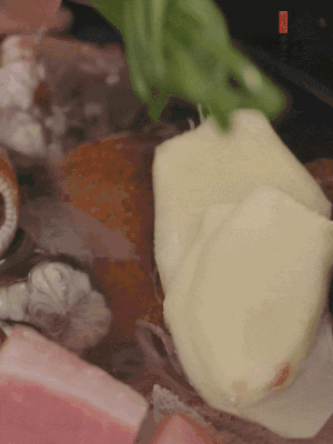 加姜片、蔥結(jié)、料酒。