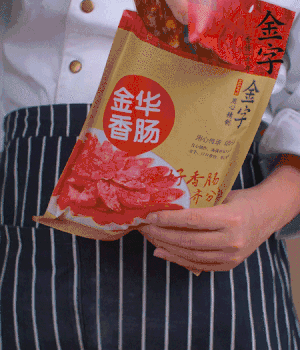 香腸切成斜片，小米辣切成斜片。